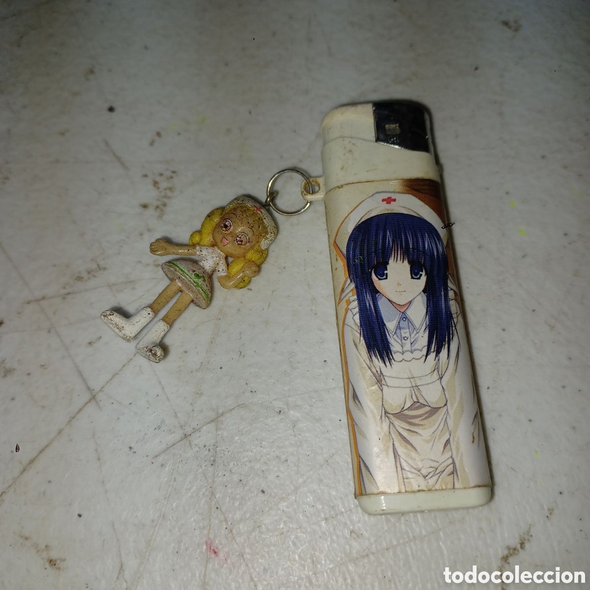 Collecting: Curioso mechero con dibujo enfermera manga y peque&ntilde;a mu&ntilde;eca en pvc NO FUNCIONA
