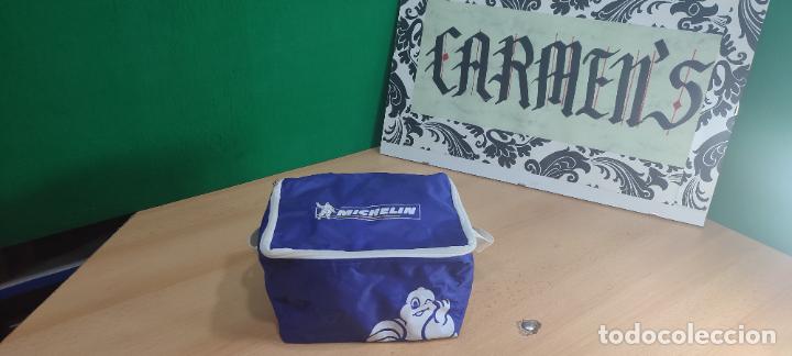 Coleccionismo: CURIOSA NEVERA PORTATIL MICHELIN, MUY BOTITA, AZUL Y FUNCIONATIVA