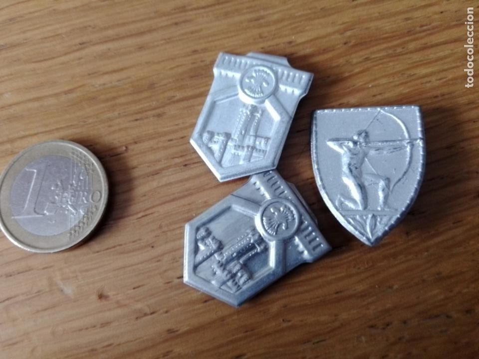 Coleccionismo: 3 emblemas met&aacute;licos de Auxilio Social