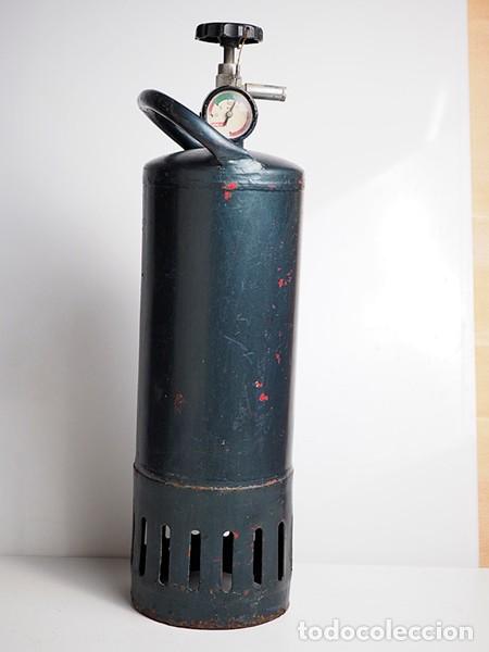 Coleccionismo: Antiguo extintor met&aacute;lico - Foto 1