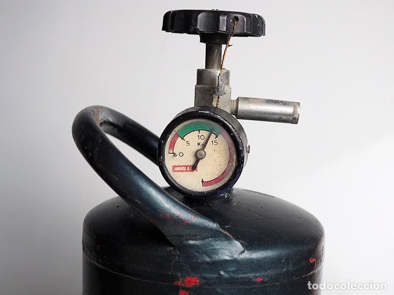 Coleccionismo: Antiguo extintor met&aacute;lico - Foto 2