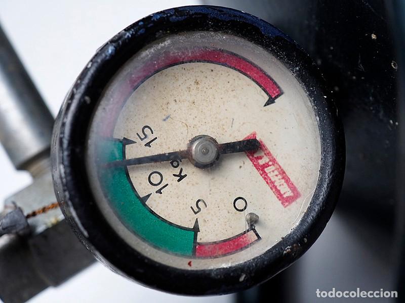 Coleccionismo: Antiguo extintor met&aacute;lico - Foto 5