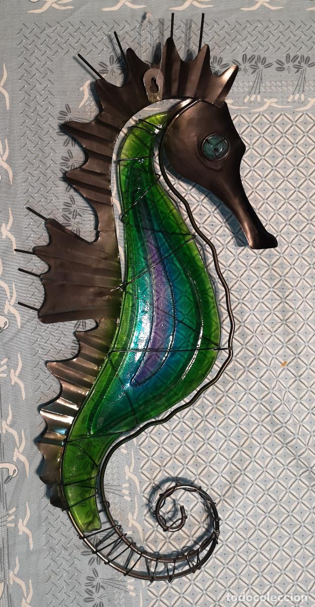 Coleccionismo: CABALLITO DE MAR - METAL y PLASTICO para colgar - Decoraci&oacute;n - 45 x 20 cm