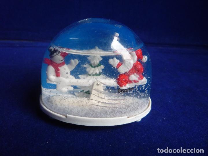 Coleccionismo: BOLA DE NIEVE PAPA NOEL Y OSO EN COLUMPIO