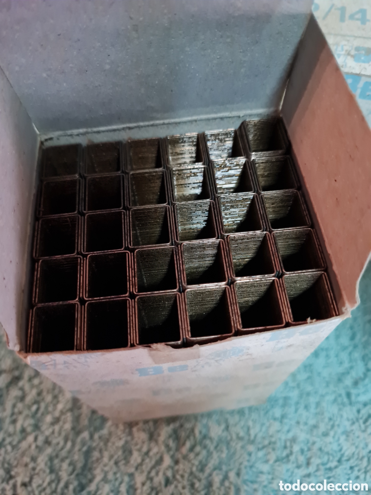 Coleccionismo: Seis cajas60.000 grapas - Foto 3