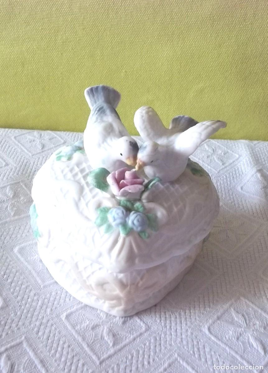 Coleccionismo: CAJITA CON PALOMAS DE CERAMICA
