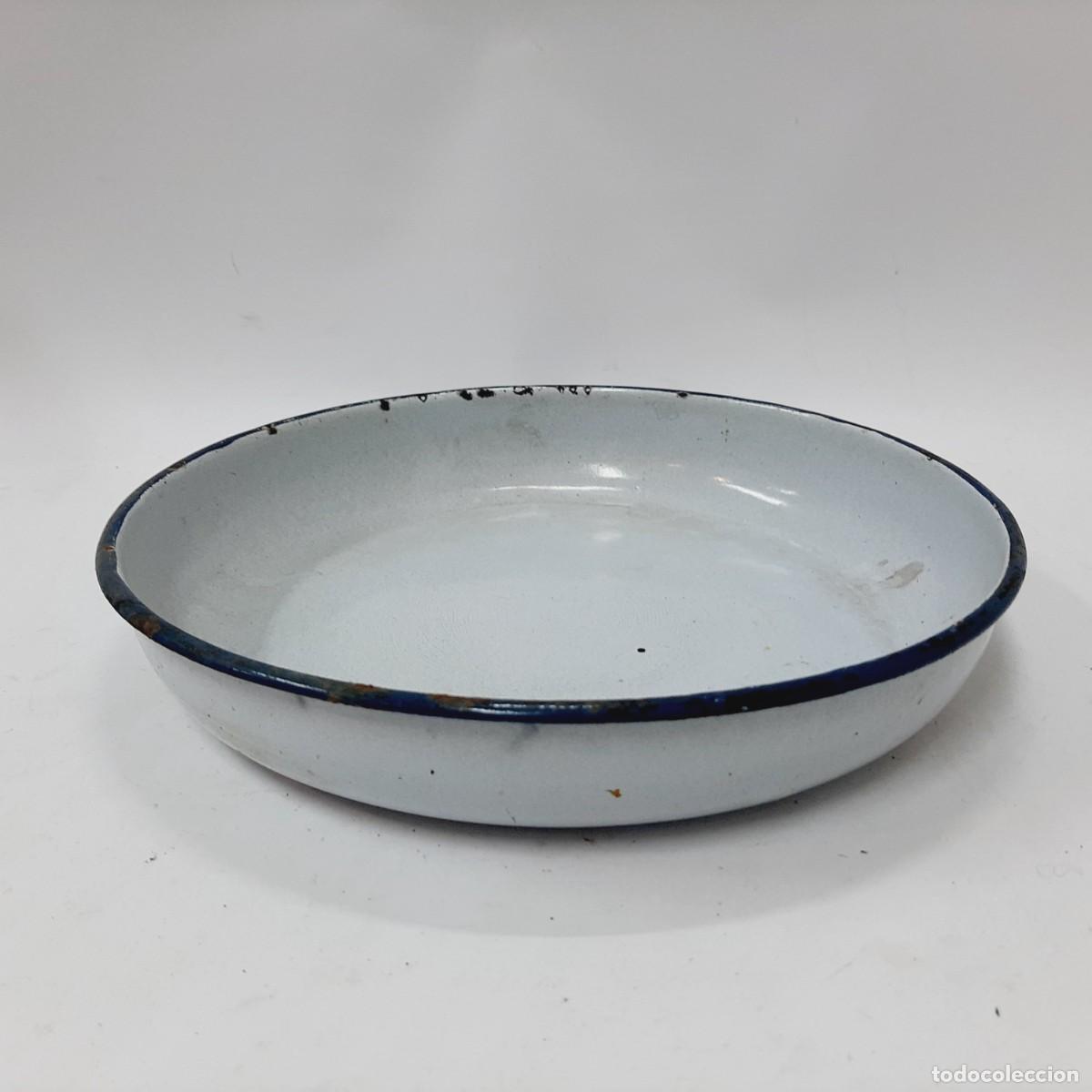 Coleccionismo: Sart&eacute;n redonda esmaltada, fondo plano, azul claro, ribete negro, 24,5 cm(8.3)