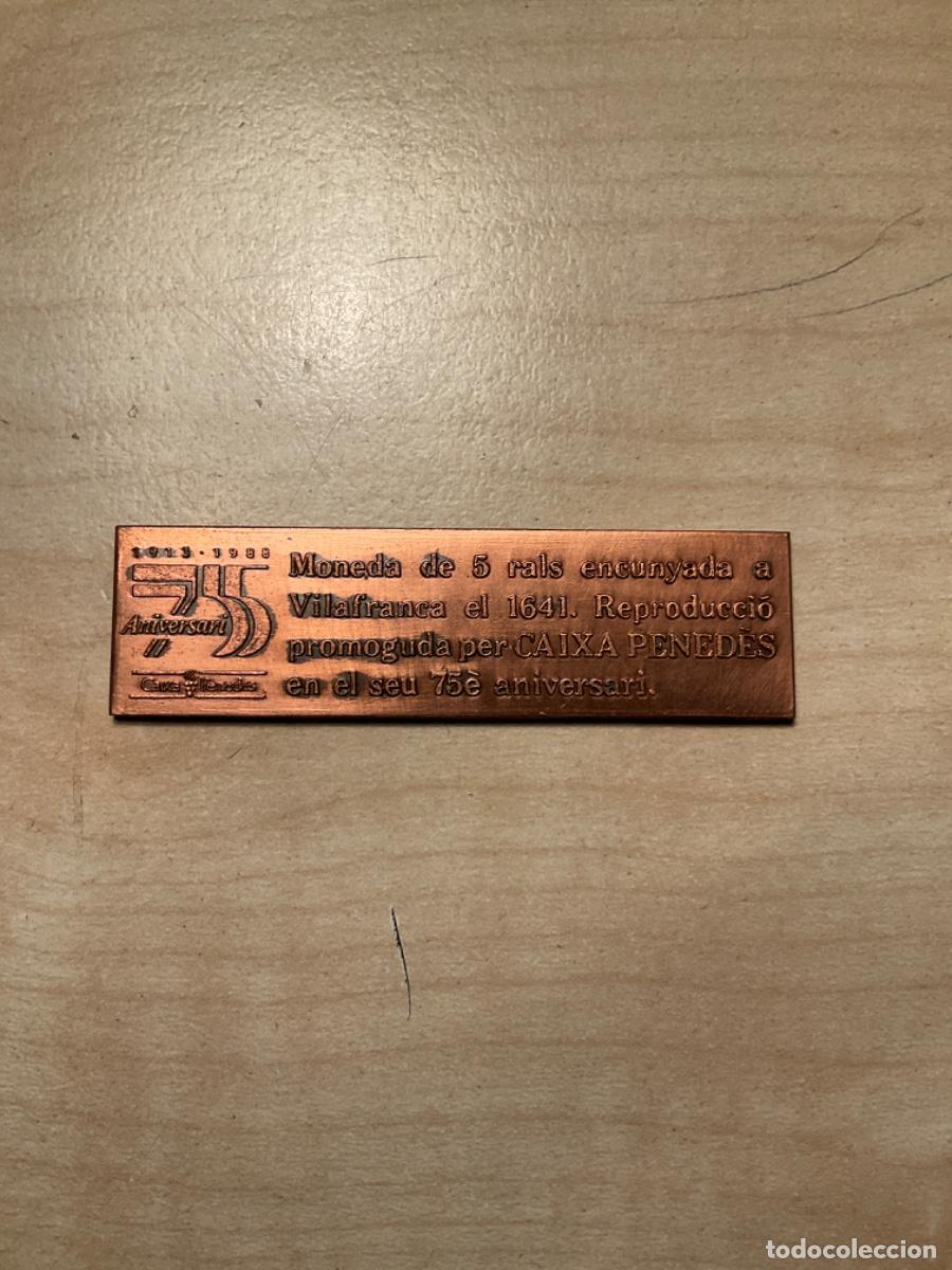 Coleccionismo: PLACA 75 ANIVERSARIO MONEDA 5 REALES ENCUNYADA EN VILAFRANCA 1641 CAIXA PENEDES