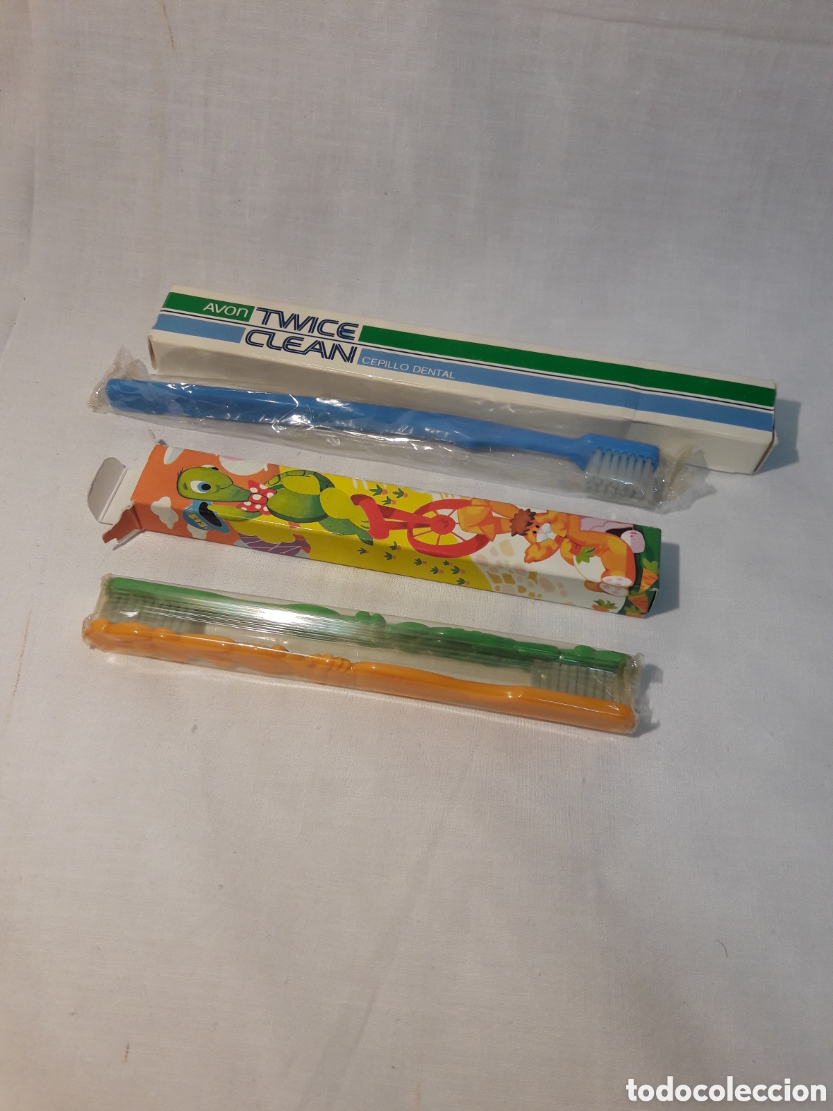 Coleccionismo: 3 CEPILLOS DE DIENTES DE AVON EN SUS CAJAS SIN USO