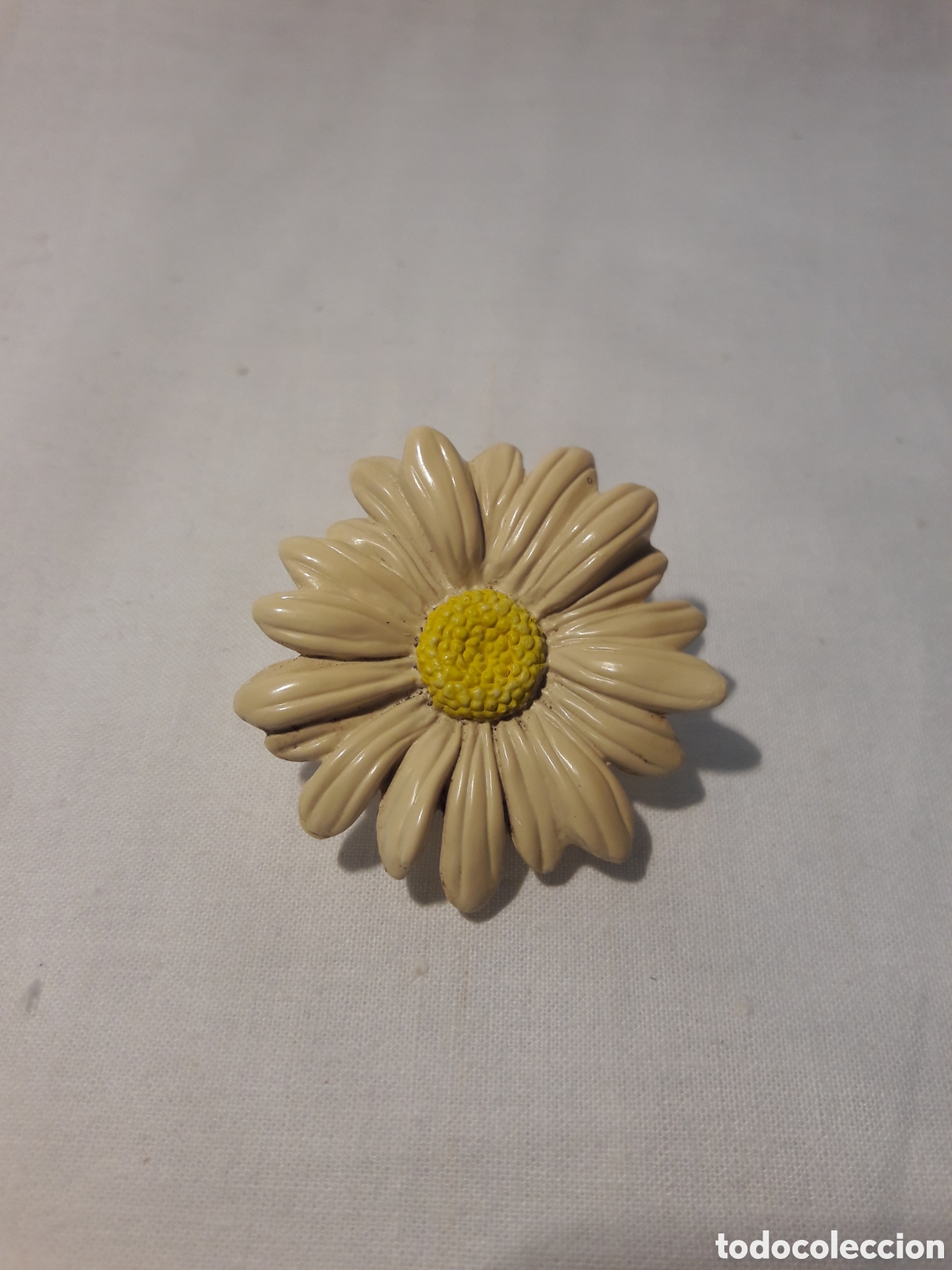 Coleccionismo: BROCHE MARGARITA AVON CON CREMA GRAGANCIA, USADO ESTA AMARILLENTA