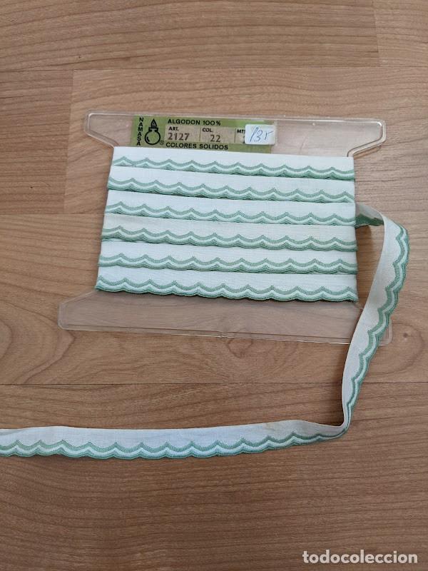 Colecionismo: ANTIGUA CINTA VIVO DECORATIVO ANCHO 1,5 CM COLOR VERDE (1 METRO)- DISPONIBLES 4,5 MTS.