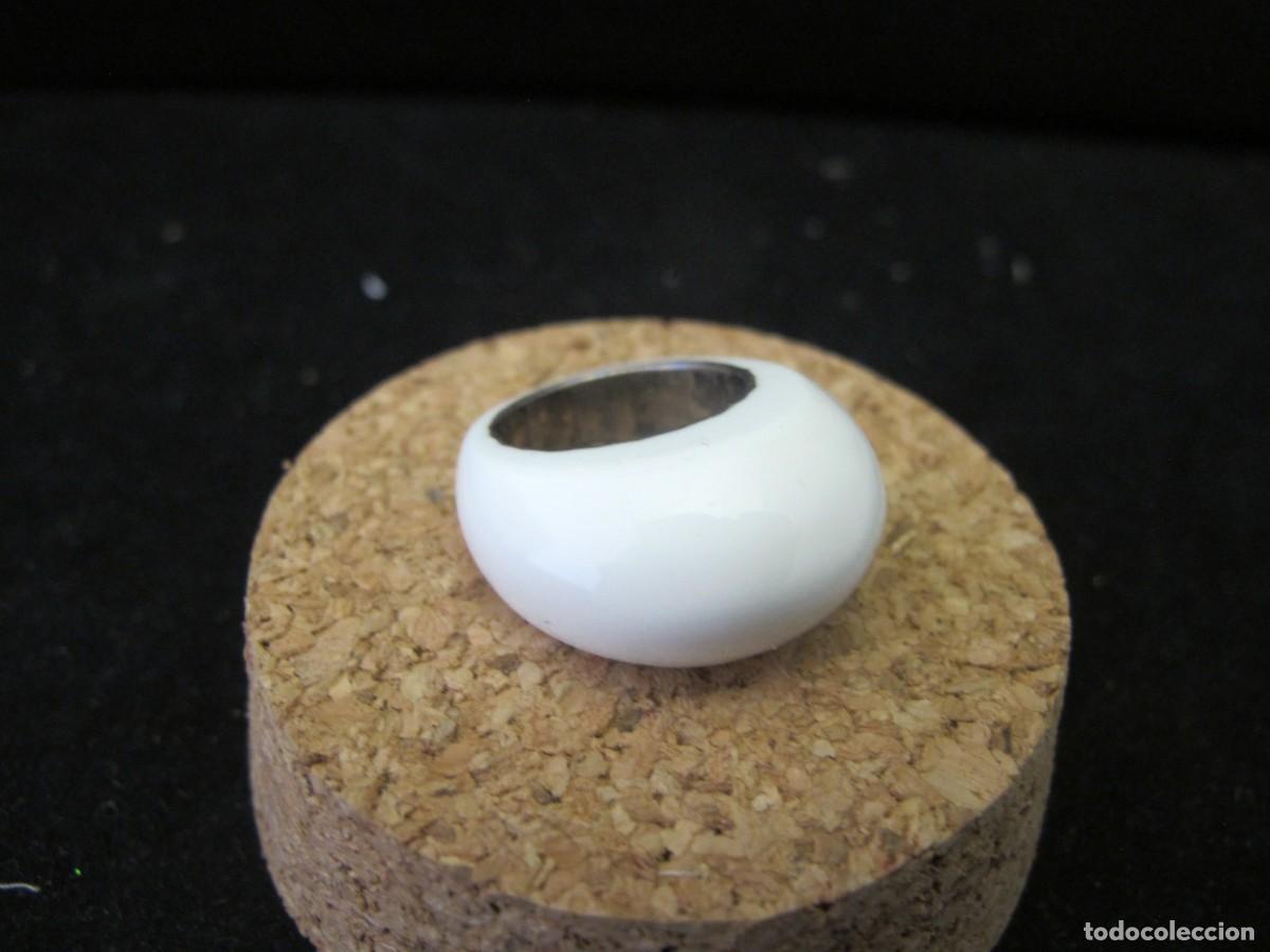 Coleccionismo: Curioso anillo de plata contrastada y material plastico - Foto 1