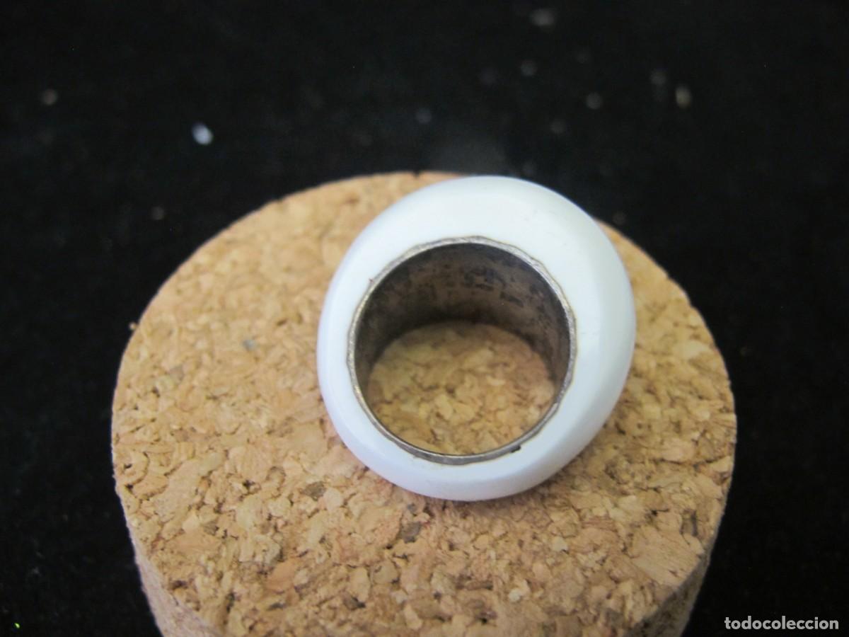 Coleccionismo: Curioso anillo de plata contrastada y material plastico - Foto 2