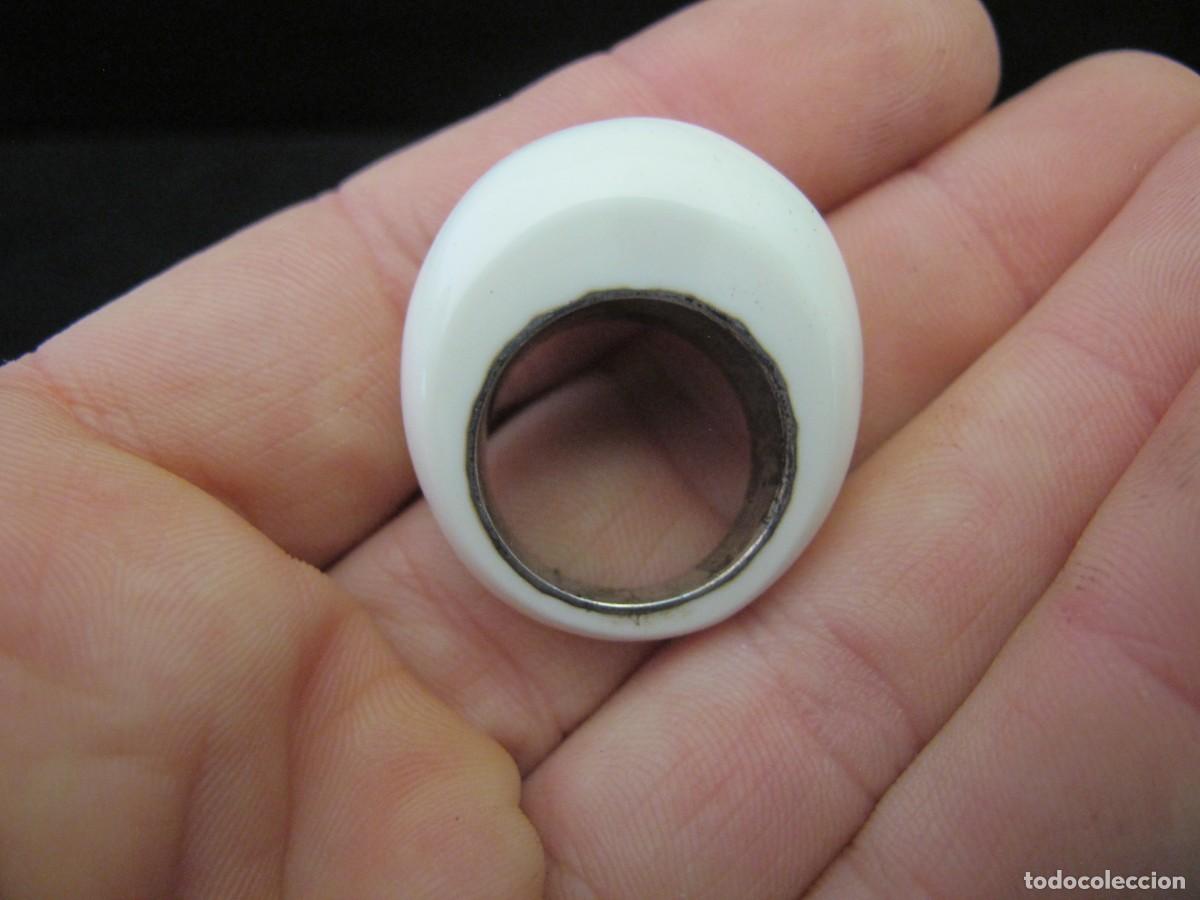 Coleccionismo: Curioso anillo de plata contrastada y material plastico - Foto 3