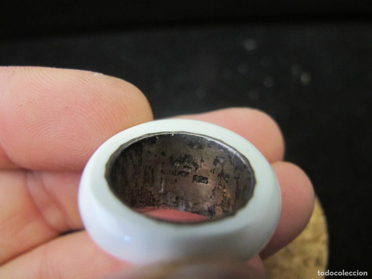 Coleccionismo: Curioso anillo de plata contrastada y material plastico - Foto 4