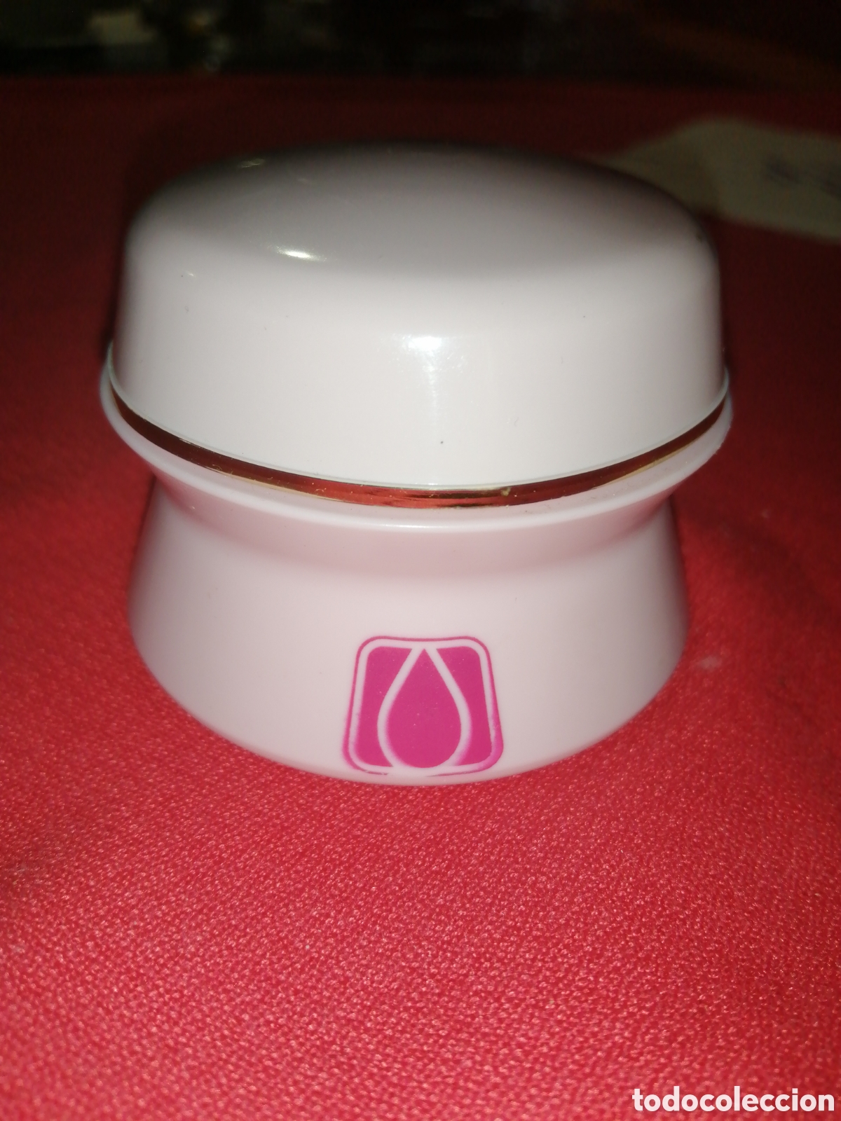 Coleccionismo: ANTIGUO BOTE PL&Aacute;STICO CREMA AVON, CON CONTENIDO.