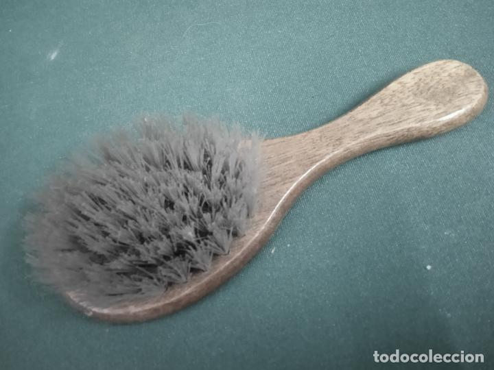 Coleccionismo: ANTIGUO CEPILLO DE TOCADOR - MADERA - Foto 2