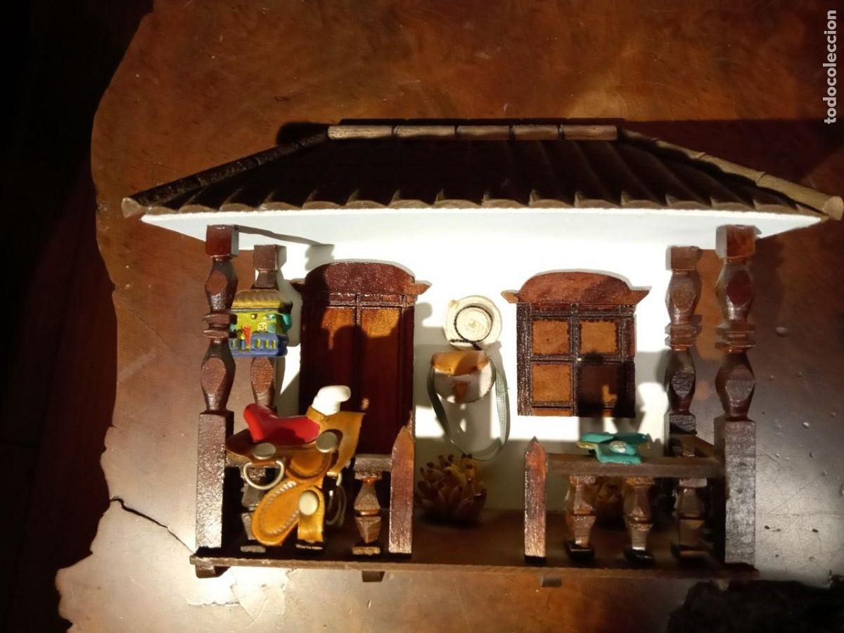 Coleccionismo: DIORAMA DE CASA TIPICA DE CANARIAS, MADERA CUERO CERAMICA