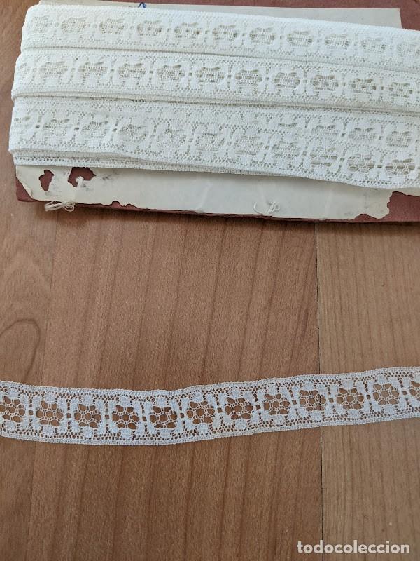 Coleccionismo: ANTIGUA PUNTILLA COLOR BLANCO ANCHO 1,8 CM (1 METRO)- DISPONIBILIDAD 15 MTS