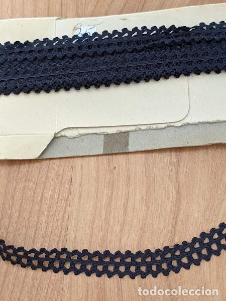 Coleccionismo: ANTIGUA PUNTILLA COLOR MARINO ANCHO 1 CM (1 METRO)- DISPONIBILIDAD 2,9 MTS