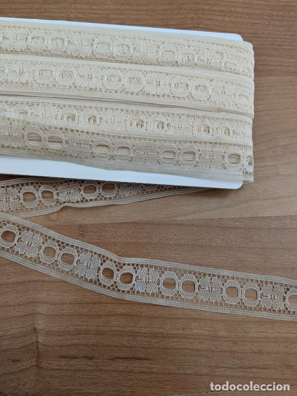 Colecionismo: ANTIGUA PUNTILLA COLOR BEIGE ANCHO 2 CM (1 METRO)- DISPONIBILIDAD 40 MTS