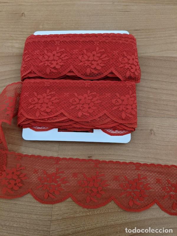 Coleccionismo: ANTIGUA PUNTILLA COLOR ROJO ANCHO 5 CM (1 METRO)- DISPONIBILIDAD 21 MTS
