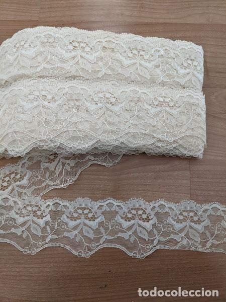 Coleccionismo: ANTIGUA PUNTILLA COLOR BEIGE ANCHO 6 CM (1 METRO)- DISPONIBILIDAD 34 MTS