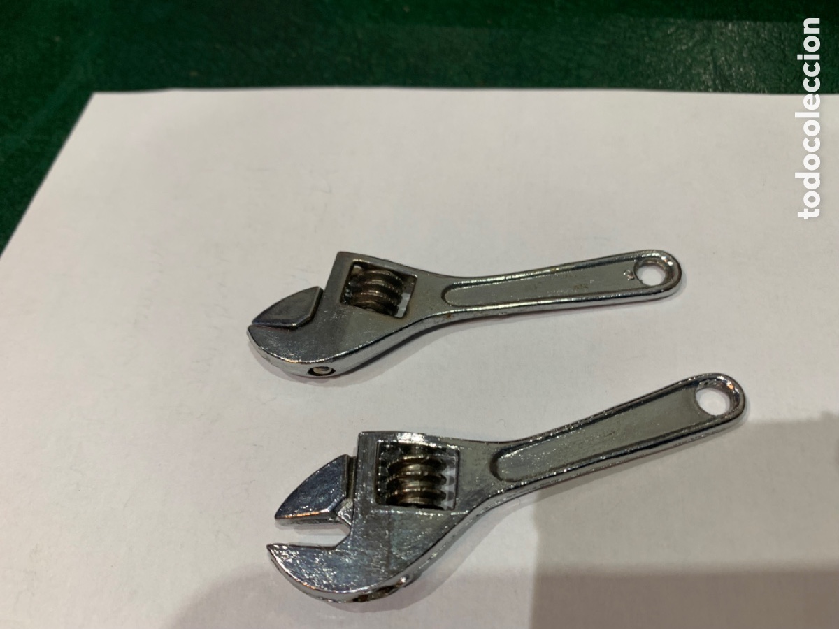 Coleccionismo: Pareja Llaves inglesas Miniaturas - mide 6,5 x 2 cm
