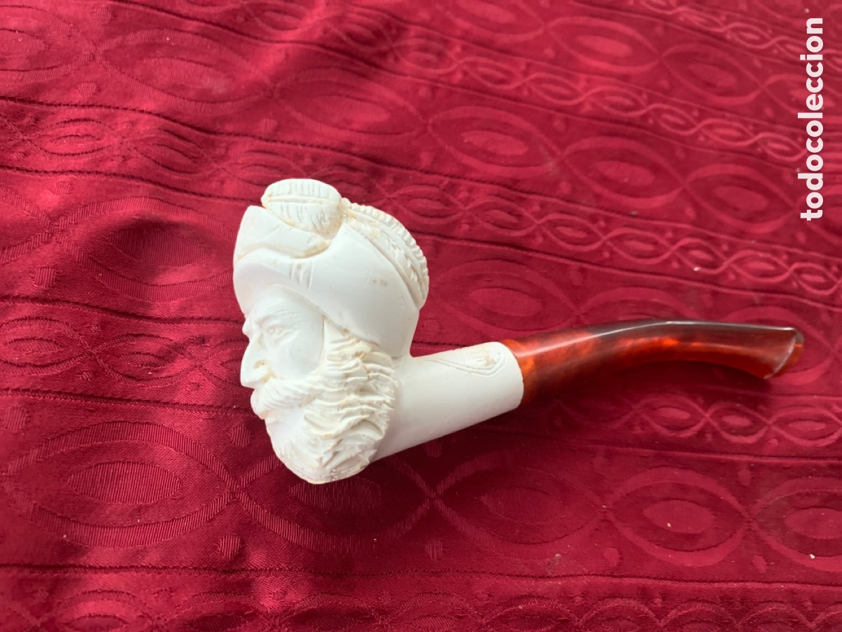 Coleccionismo: Antigua pipa de espuma de mar, tallada con boquilla s&iacute;mil &aacute;mbar