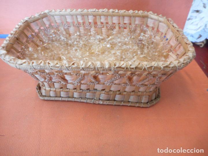 Colecionismo: BONITA CANASTA DE MADERA CON VORDES DE TELA.