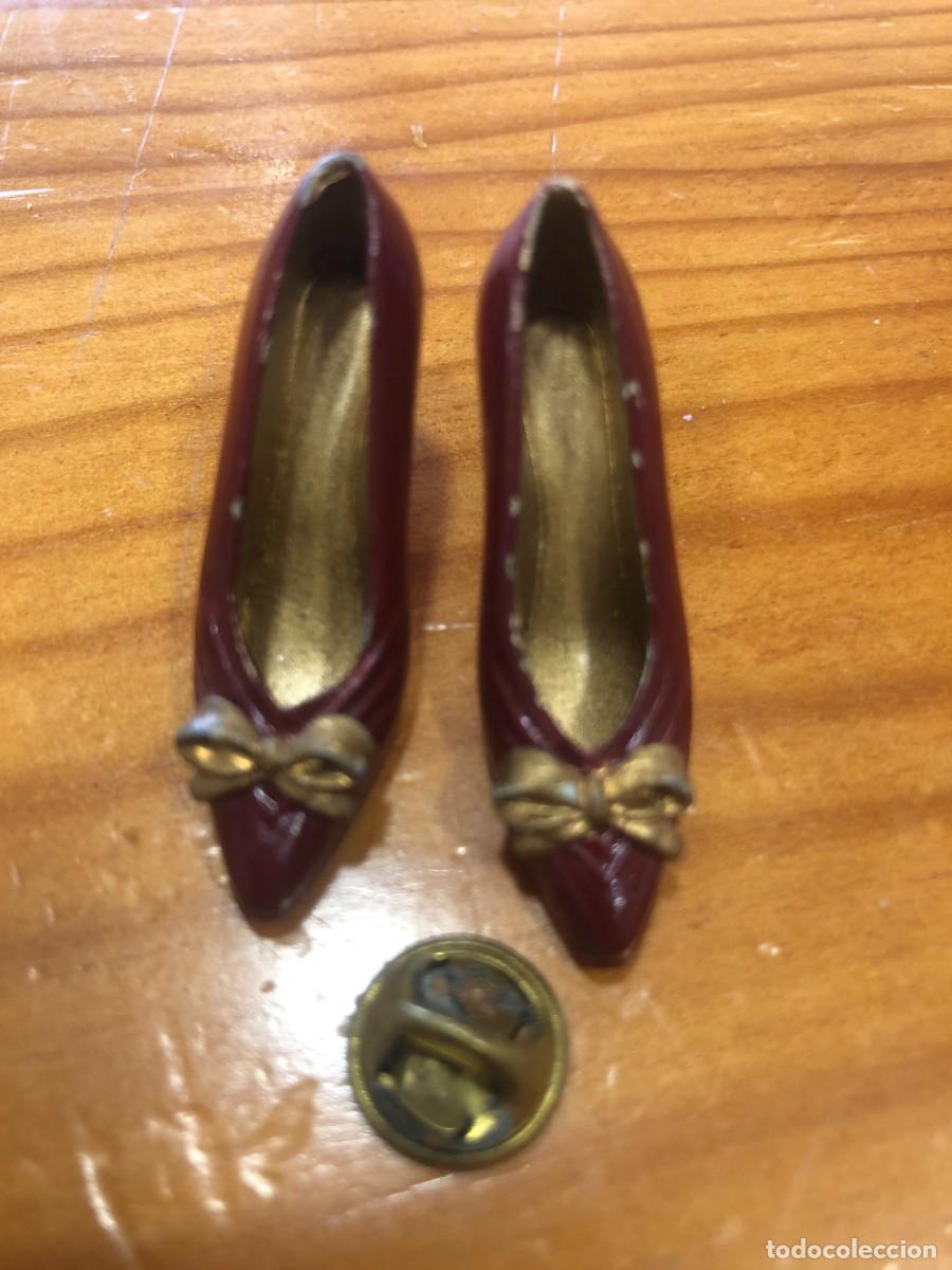Coleccionismo: ANTIGUO PAR DE ZAPATOS SE&Ntilde;ORA MINIATURA DE METAL