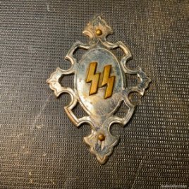 Caja alemana WAFFEN SS con cucharitas de AFRIKA CORPS , y un anillo nazi ( sin limpiar )