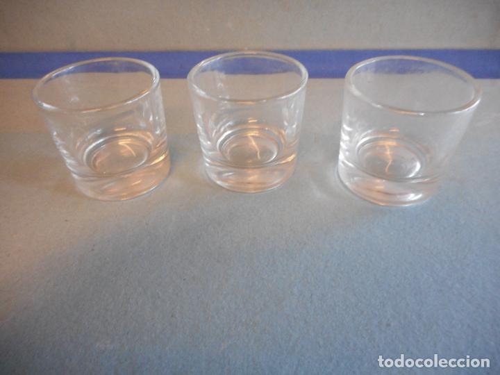 Coleccionismo: TRES VASOS PARA CHUPITOS DE CRISTAL MEDIDAS 4CM.