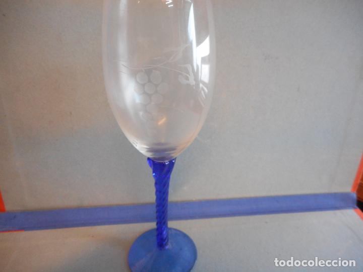 Coleccionismo: COPA DE CRISTAL CON AGARRE DE VIDRIO COLOR AZUL.MEDIDAS 21CM.