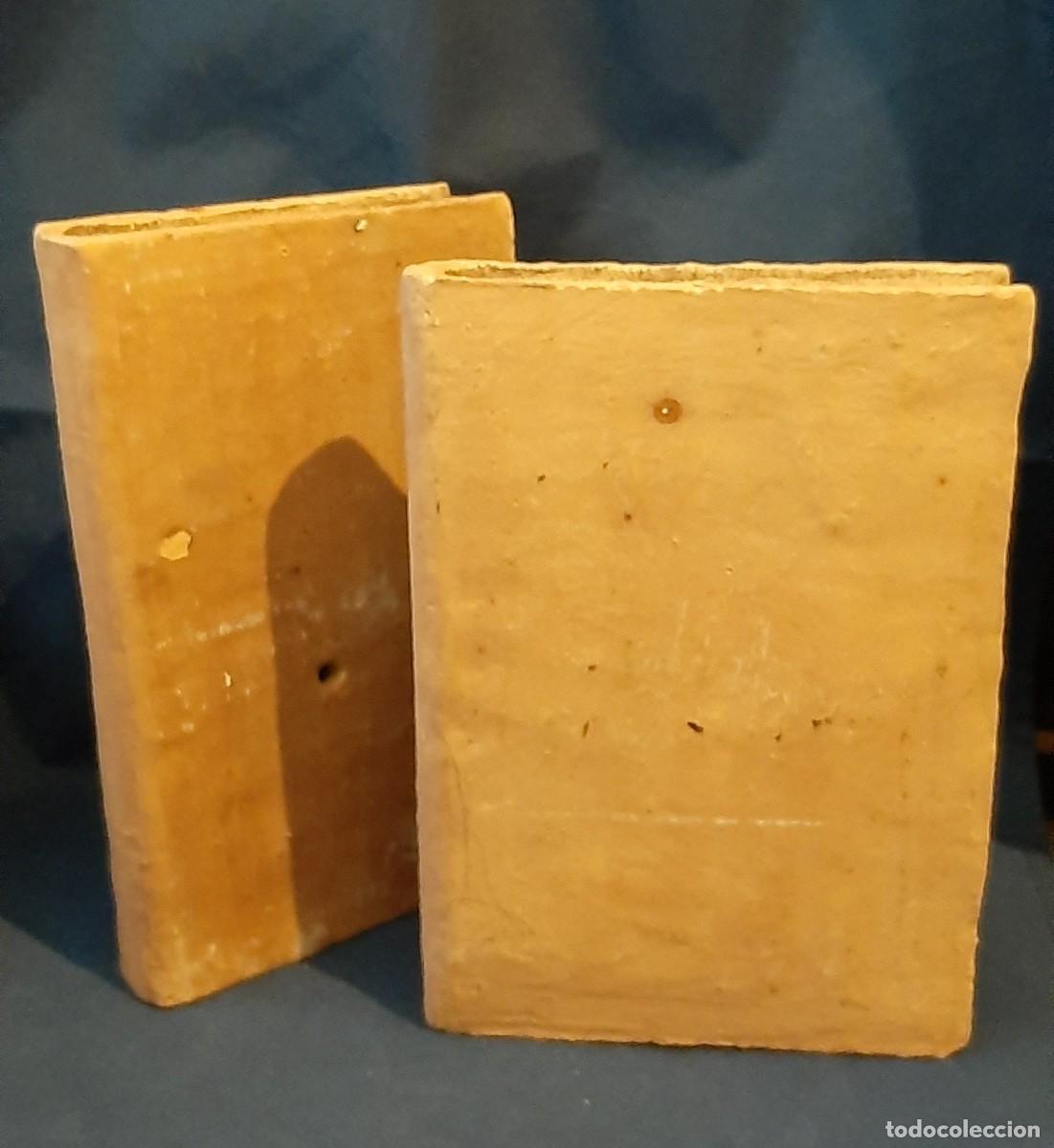 Coleccionismo: Sujetalibros de arcilla con forma de libros - Foto 2