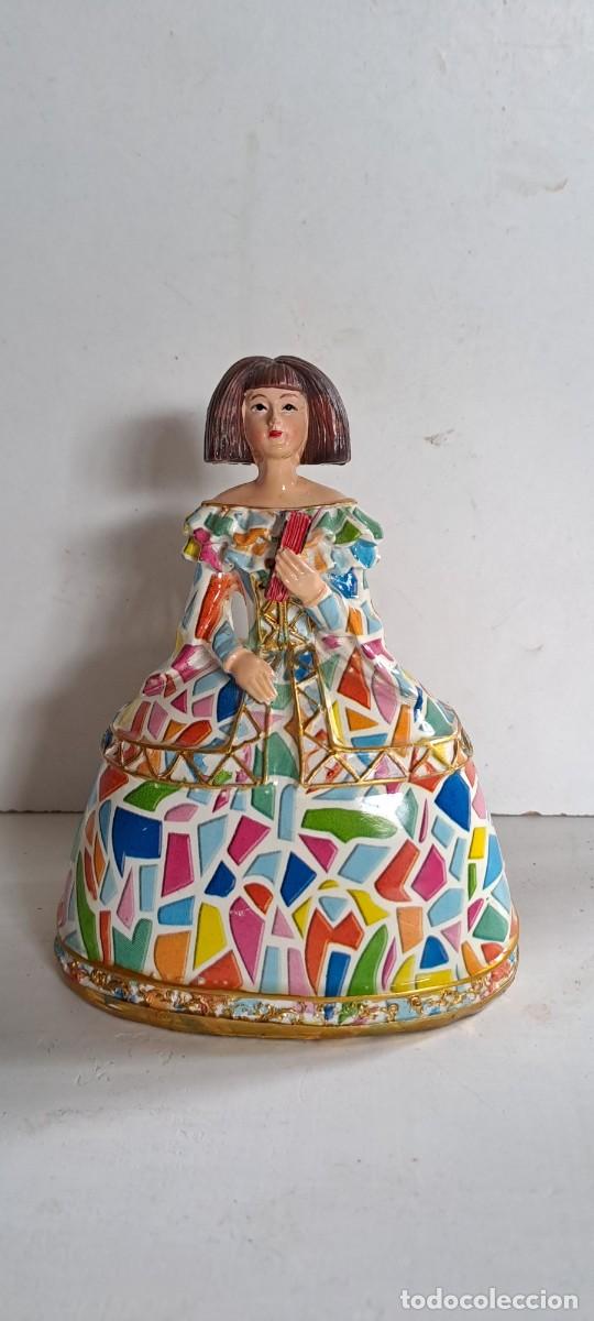 Coleccionismo: Graciosa menina con decoraci&oacute;n tipo Gaudi