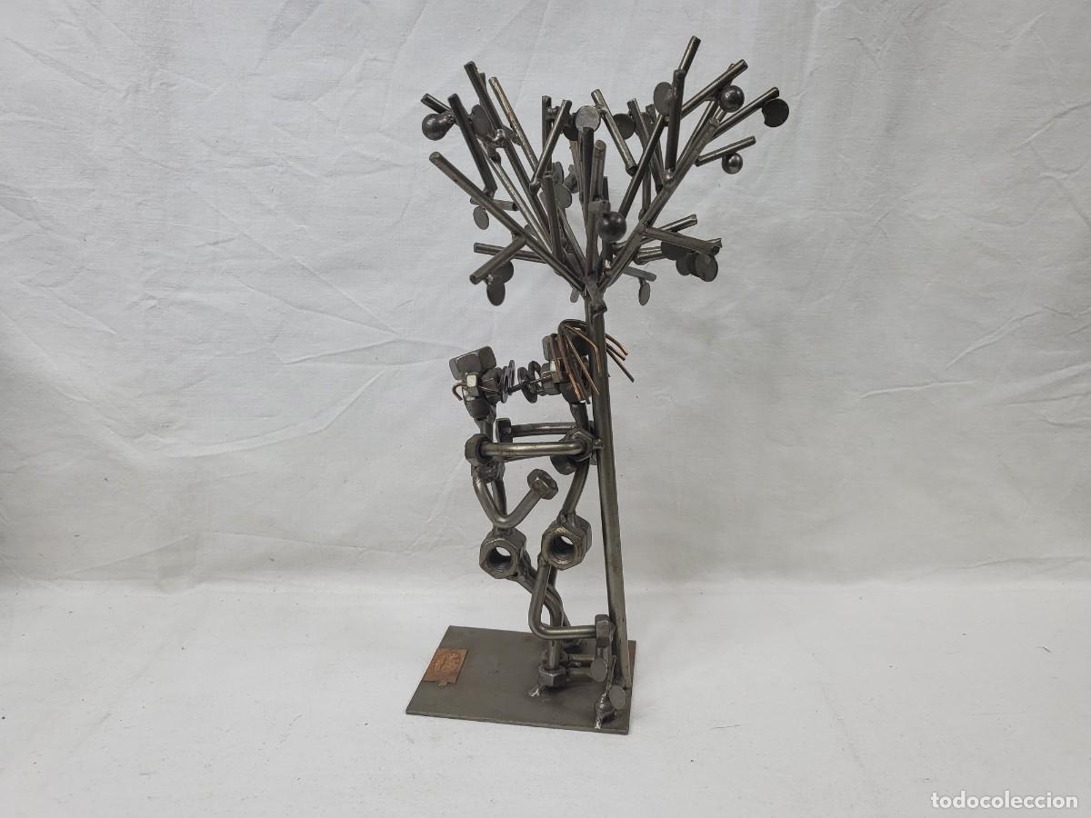 Collecting: ESCULTURA DE METAL RECICLADO