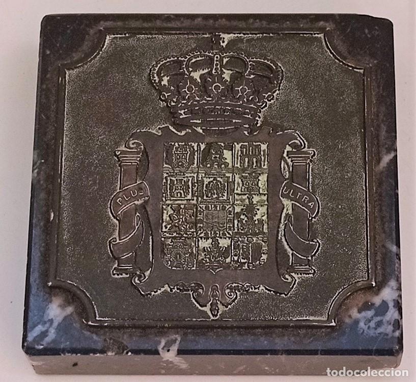 Coleccionismo: PISAPAPELES DE METAL Y MARMOL CON ESCUDO. PISAPA-05
