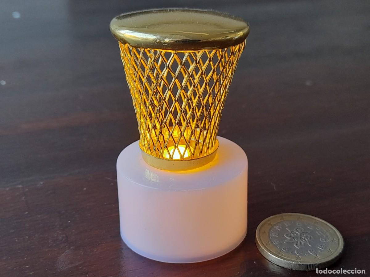 Collezionismo: Lamparita en miniatura con iluminaci&oacute;n recreaci&oacute;n de antigua l&aacute;mpara de gas