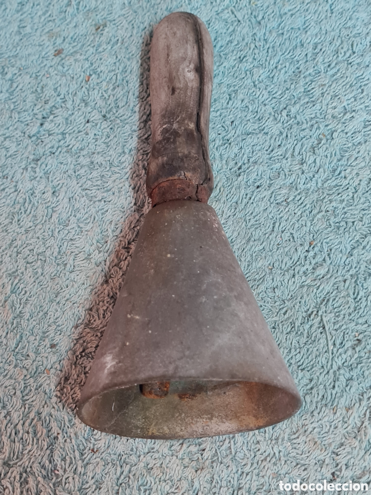 Coleccionismo: Antigua campana de bronce con mango de madera - Foto 2