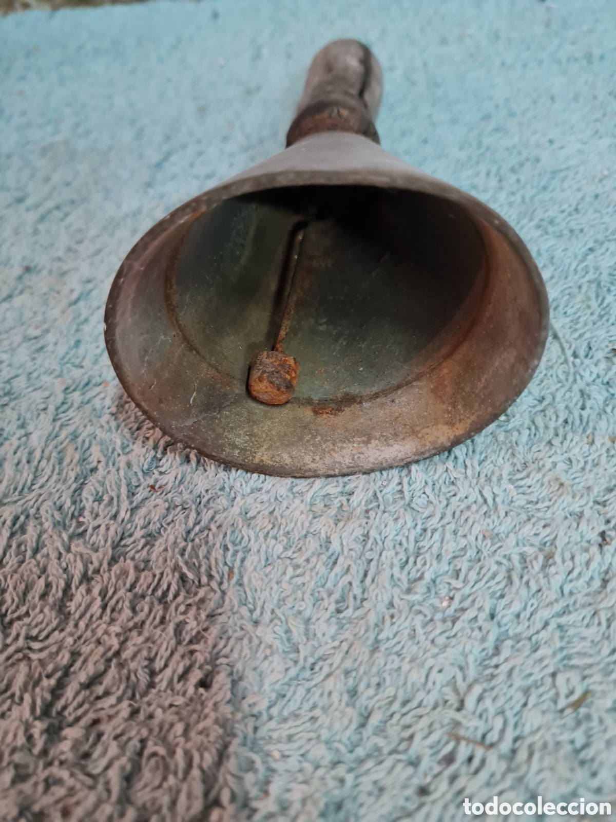 Coleccionismo: Antigua campana de bronce con mango de madera - Foto 3