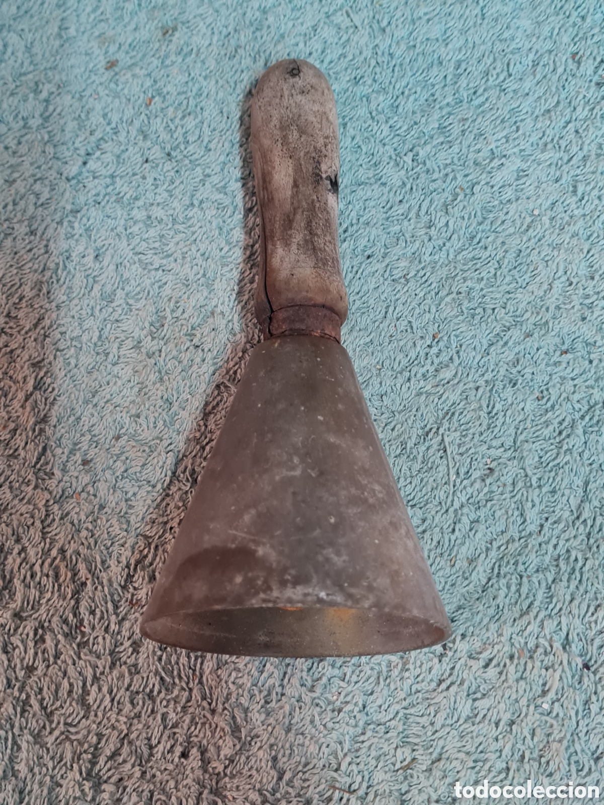Coleccionismo: Antigua campana de bronce con mango de madera - Foto 1