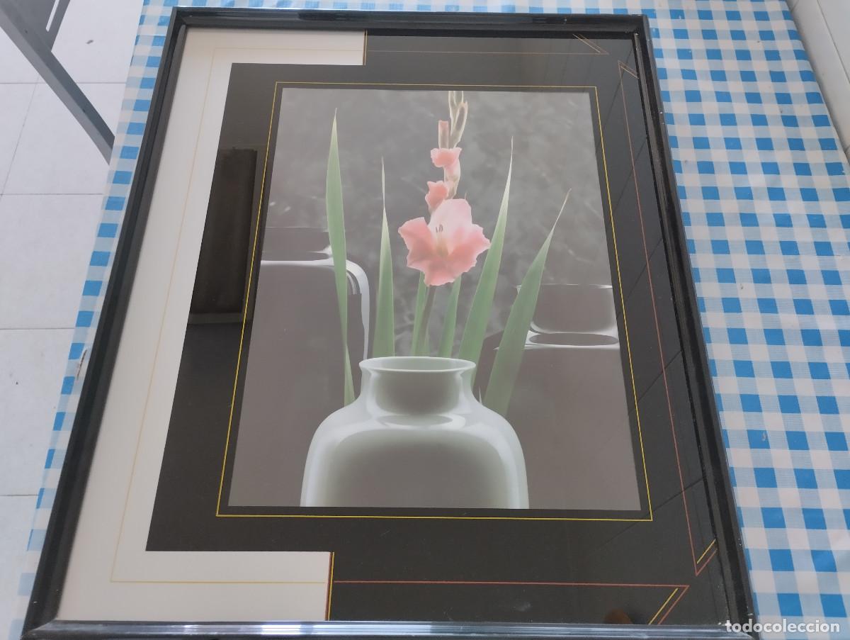 Coleccionismo: cuadro con foto de jarrones y flores rosas, mide 47x57cm