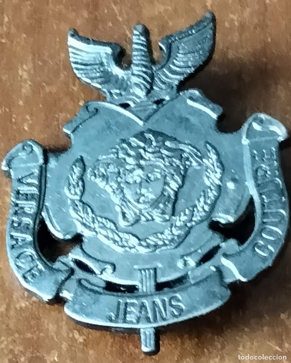 Broche marca Versace
