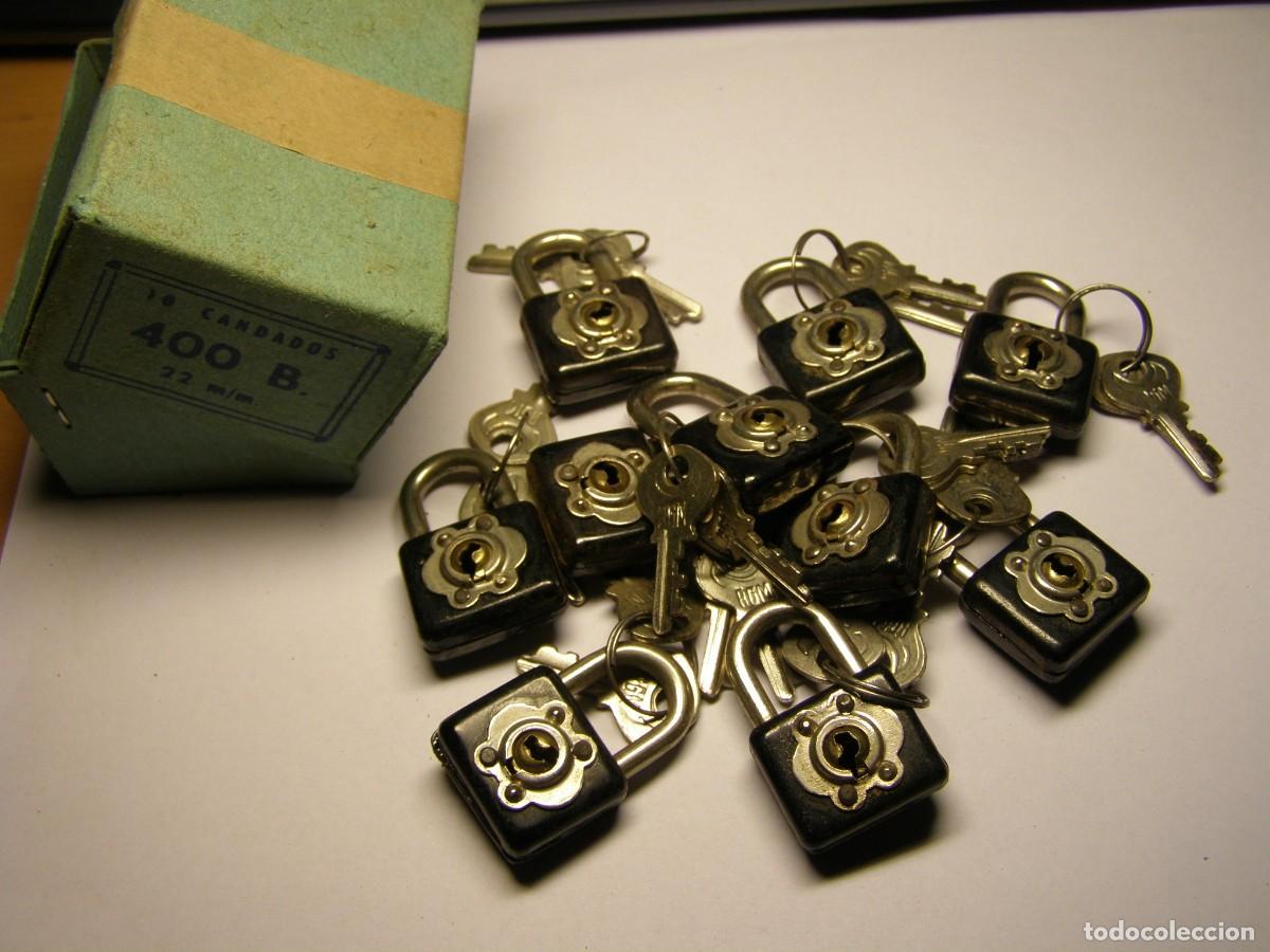 Coleccionismo: Caja con 10 candados del Ej&eacute;rcito Espa&ntilde;ol, a&ntilde;os 45-60