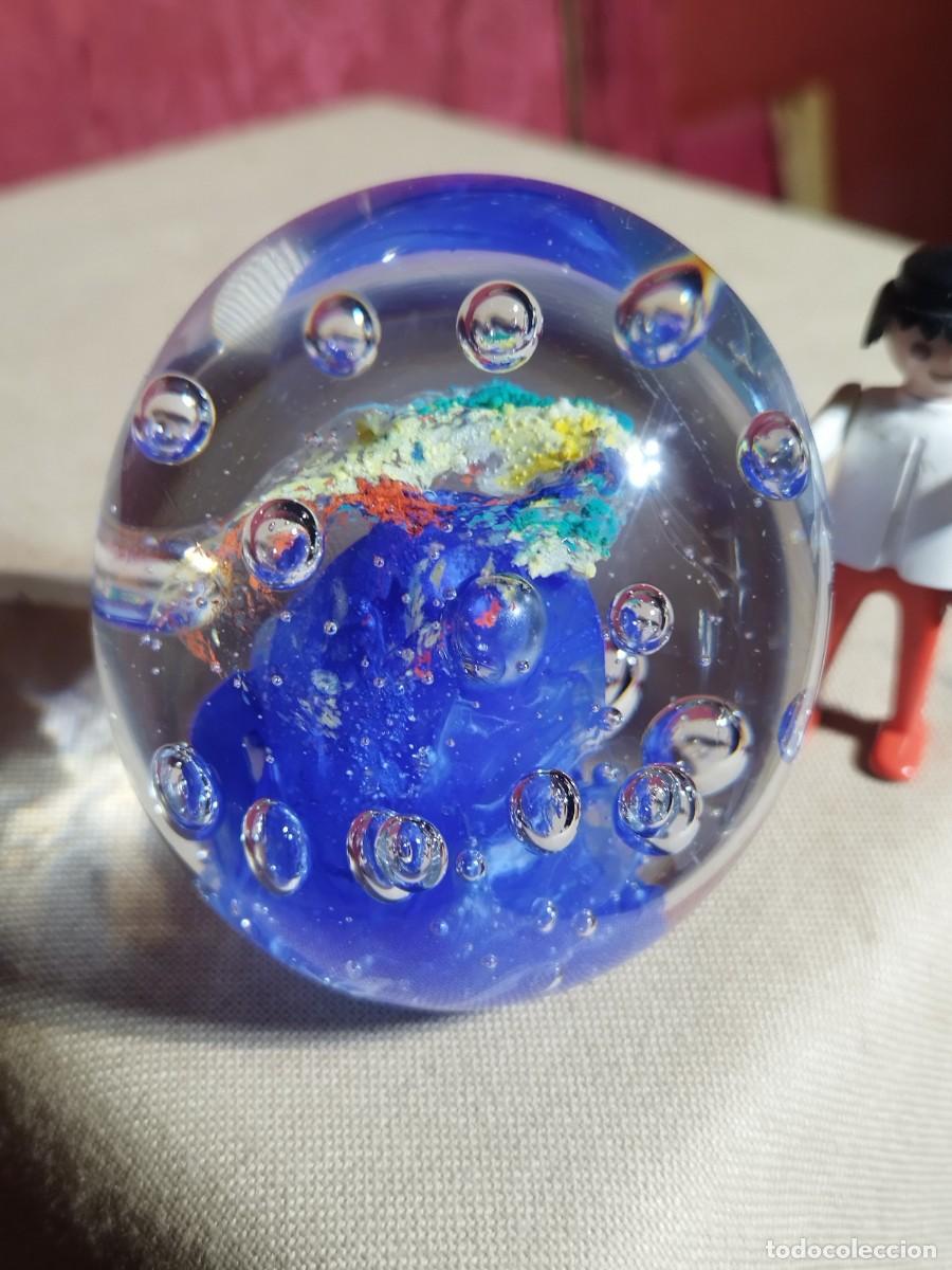 Coleccionismo: BOLA ESFERA PISAPAPELES CON BURBUJAS Y FUENTE DE COLORES 8,5 ALTO X 7,5 CM DIAMETRO