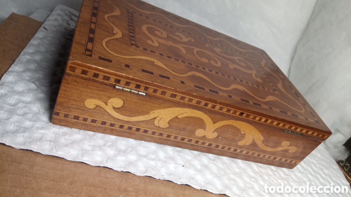 Coleccionismo: antigua caja de madera lacada - Foto 2