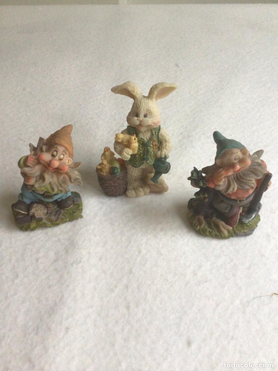 Coleccionismo: Figura, mu&ntilde;ecos gnomos, duendes del bosque o enanitos, y conejo con pollitos