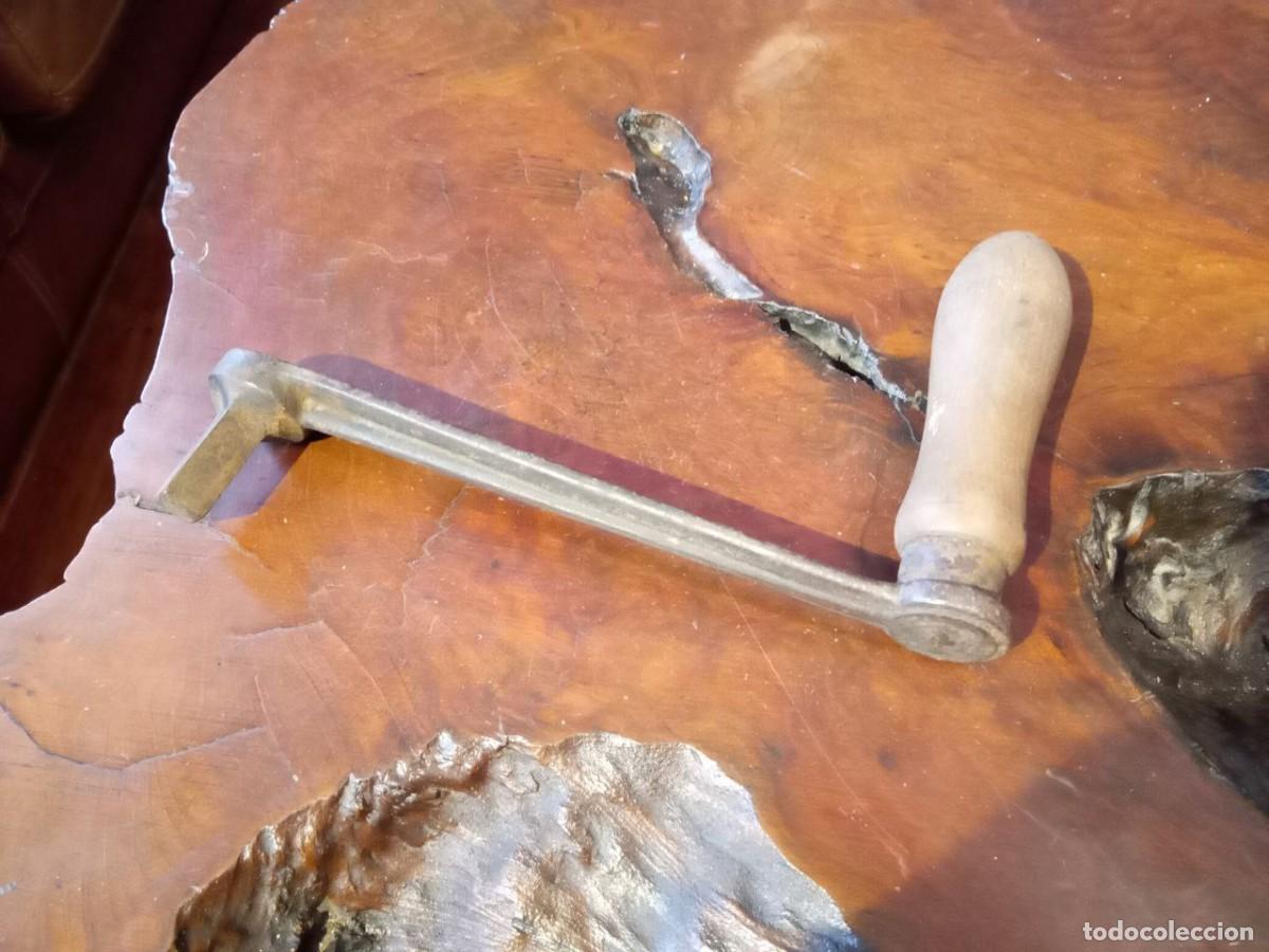 Collectionnisme: ANTIGUA MANIVELA DE ALGUNA MAQUINA, HIERRO FORFADO MADERA. CUADRADILLO 1,2 CM