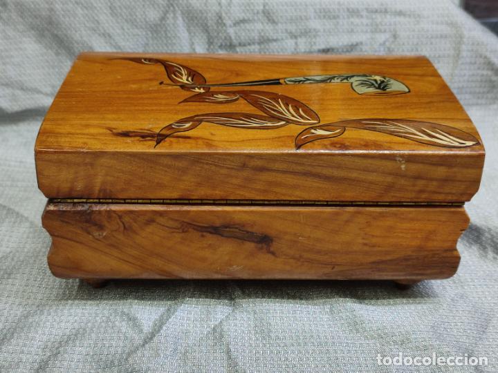 Coleccionismo: CAJA TABAQUERA TABACO DE MADERA DECORADA CON PIPA - Foto 3